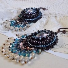 BO Angelot brodées avec des cabochons en résine, perles en cristal de Swarovski et rocailles Toho
